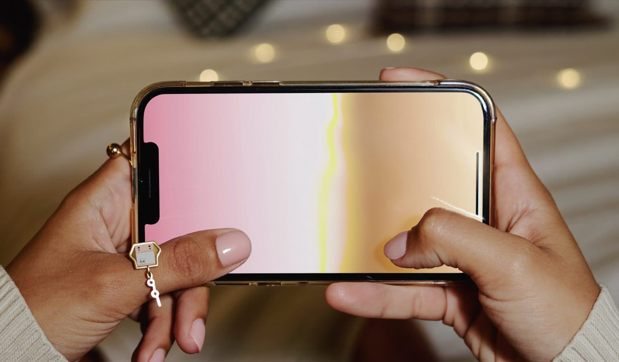 Ruban doré vertical divisant l'image symétriquement, pétales de rose des deux côtés sur marbre crème — métaphore du split-screen PK