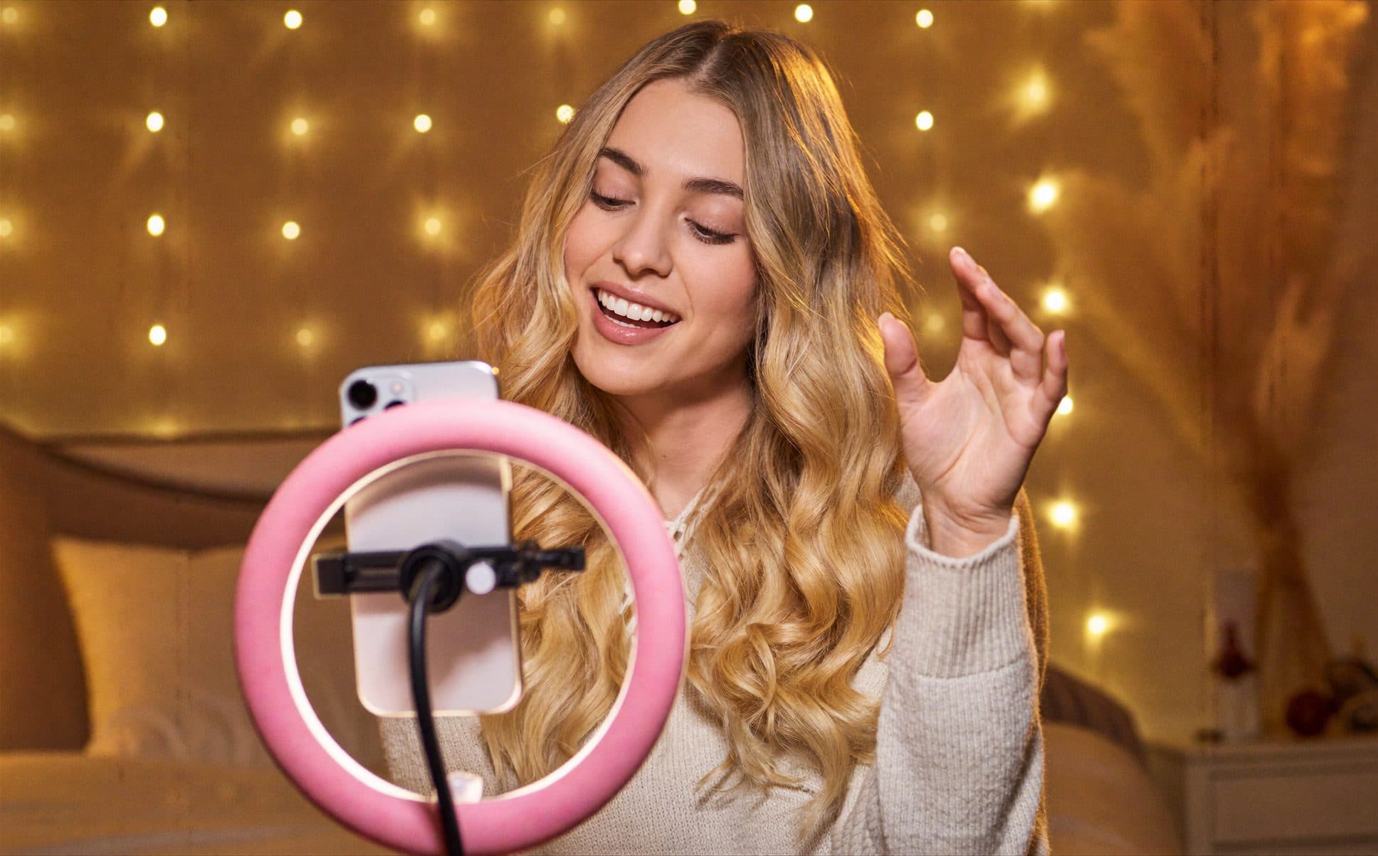 Ligne de battement de cœur rose-or gravée sur marbre crème avec pétales de rose — métaphore du rythme et du pouls des viewers